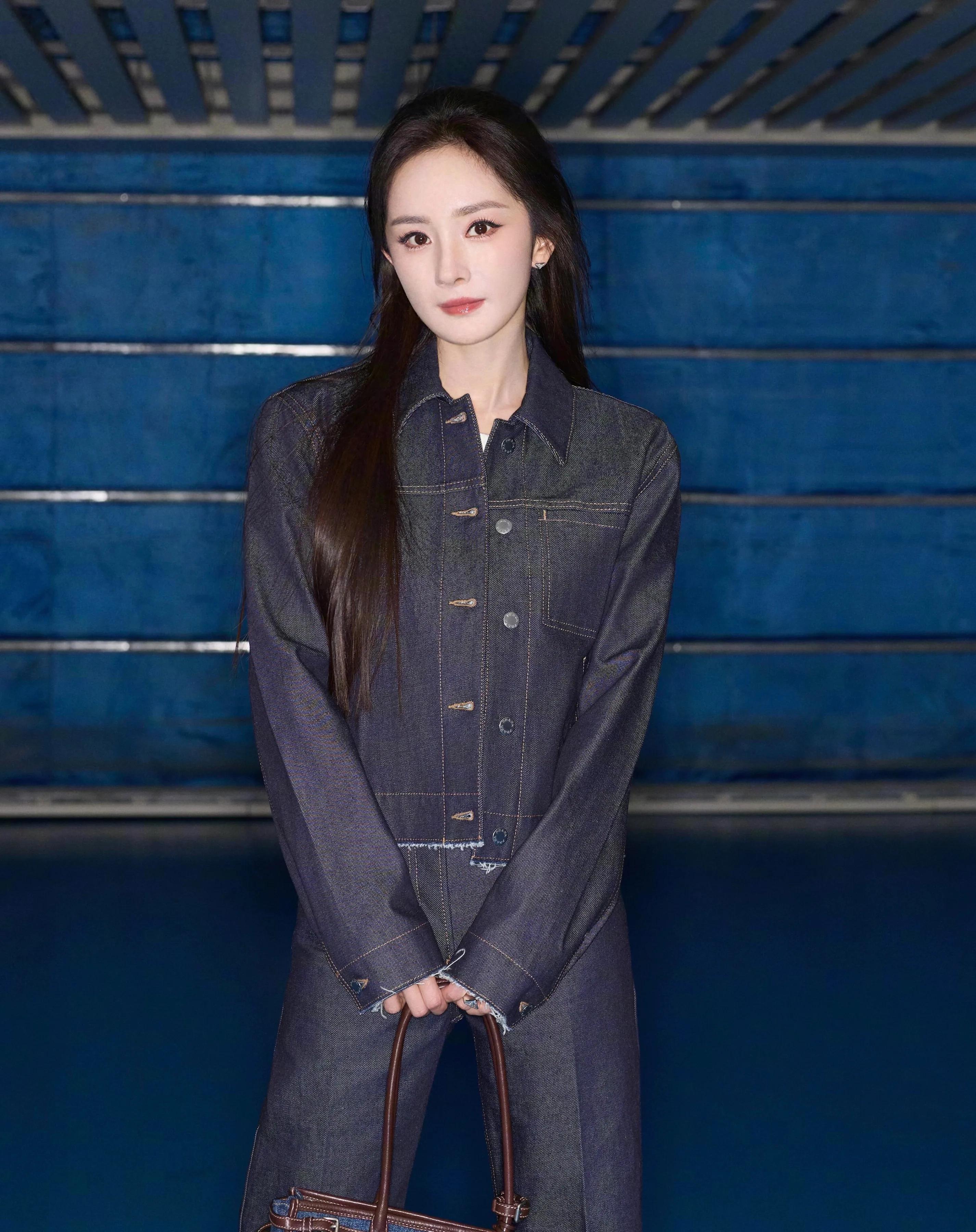 杨幂带着葫芦去米兰，她穿Prada海魂衫探店，腿瘦的裤子撑不起来