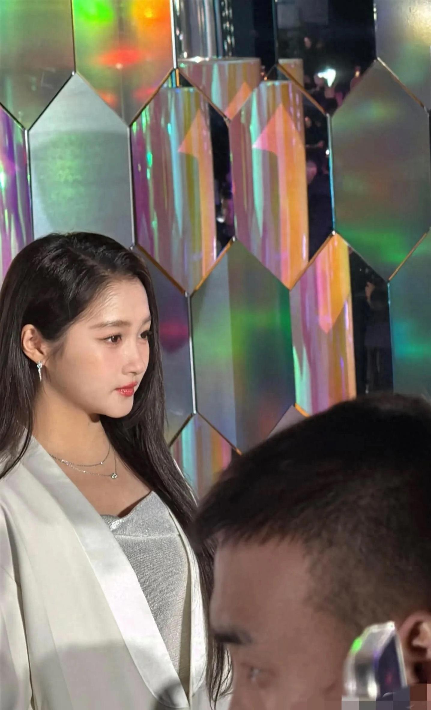 关晓彤首次露面，眉毛睫毛变白，知情人揭晓原因