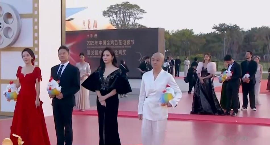 金鸡奖红毯太精彩!钟楚曦穿粉色被嘲上春山,辛芷蕾被冻得直点头