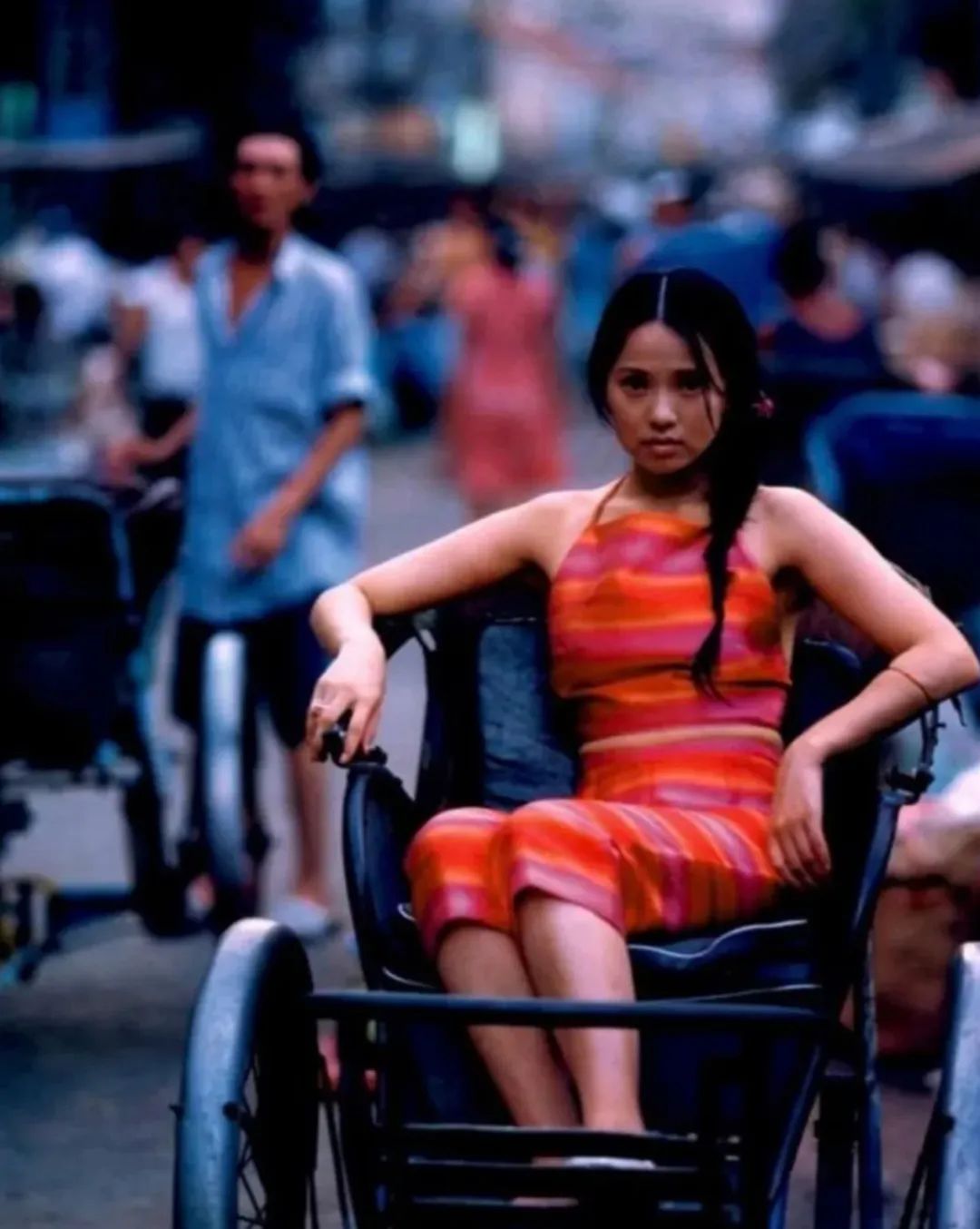 看了伊能静的最新状态，我悟了：穿搭简约时尚，会保养，果然年轻