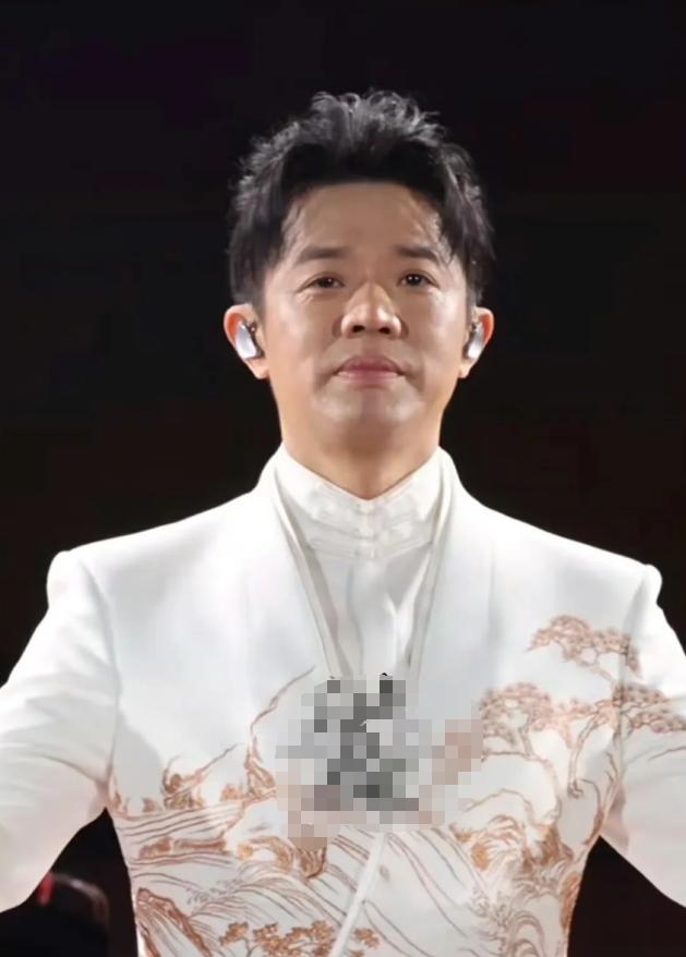 演唱会取消4个月后，44岁玲花突传喜讯，曾毅终为自己的错误买单