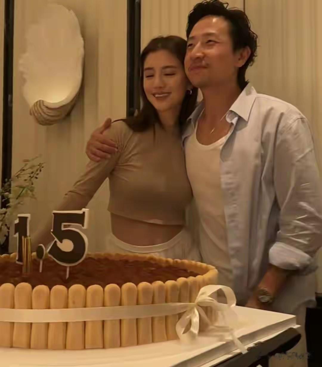 吴千语直播卖1.5亿，施伯雄当众撅嘴求亲反被推开