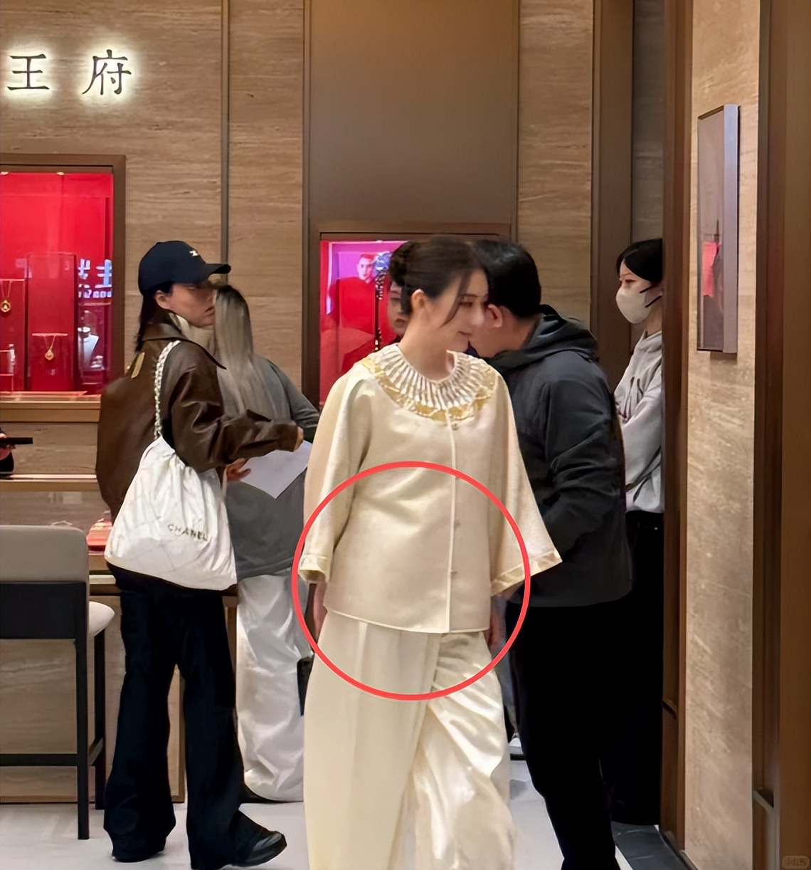方媛上海购物被偶遇!生图个子矮小身形肥硕,溜肩驼背无名媛气质