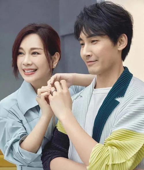 姐姐们的小男友一对比，网友惊呼：董璇，吃点好的吧！学学萧亚轩