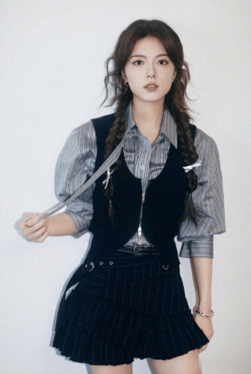 赵今麦双麻花辫甜度爆表！笑容灵动青春感拉满