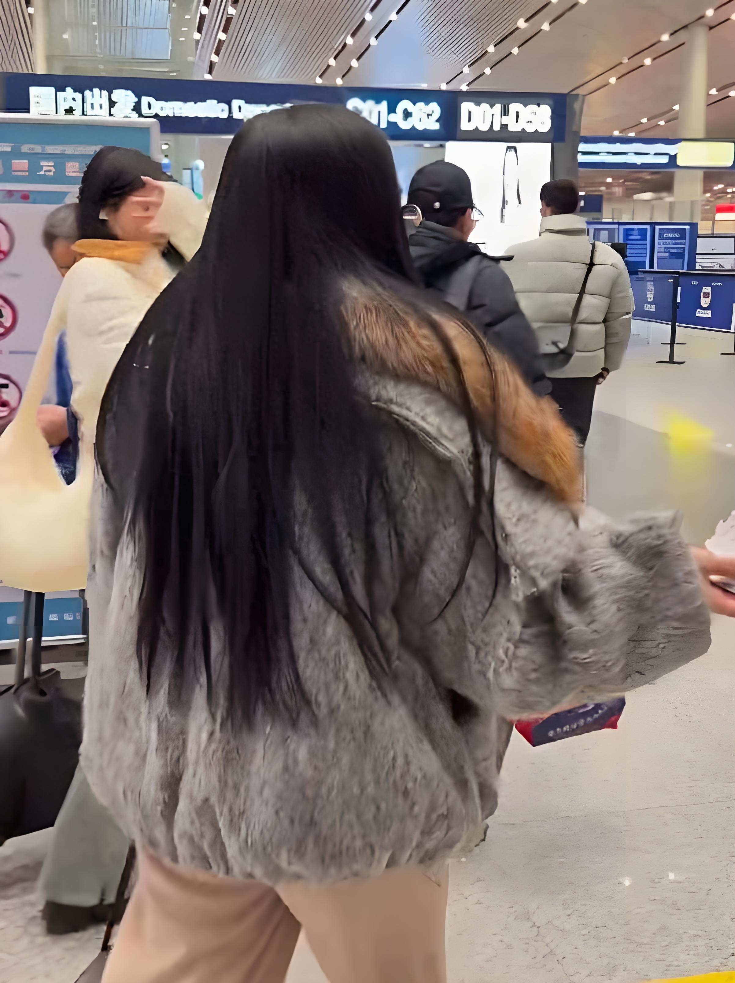 钟丽缇机场大胆穿搭!普通人穿像麻袋她靠气场硬撑,虽遮肉但显壮