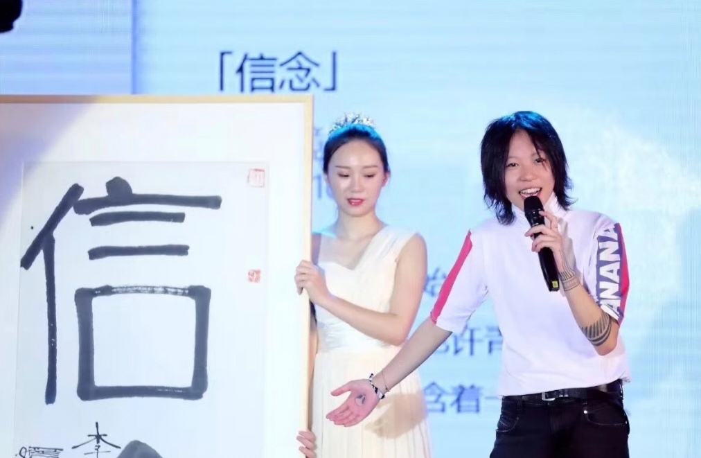 前工作人员晒嫣然晚宴照，离婚4年的王菲李亚鹏同框，关系很融洽