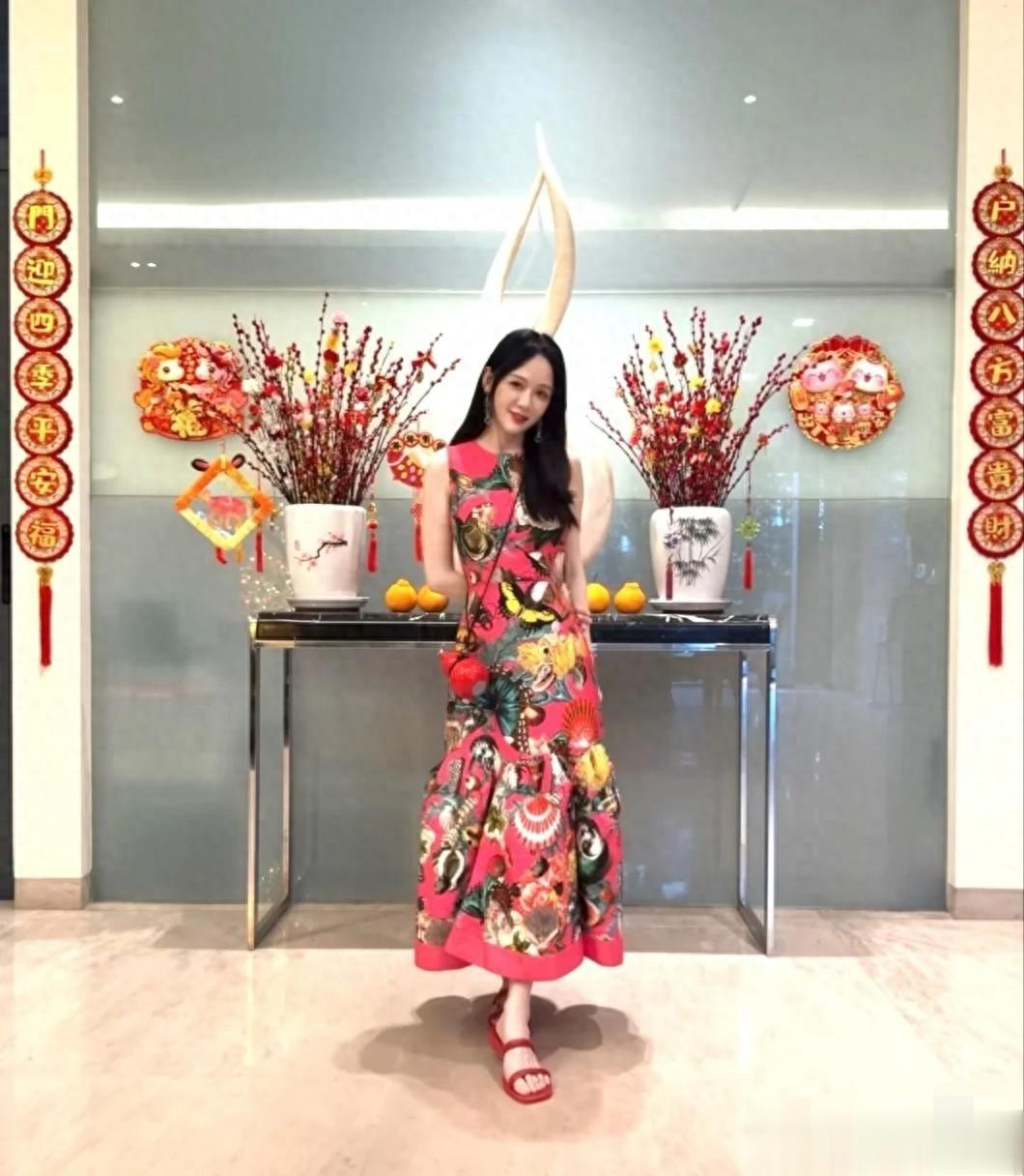 46岁陈乔恩大年初一分享新年靓照，身穿红色花裙貌美如花很减龄！