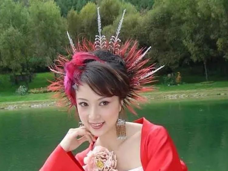 “孔雀公主”金巧巧近况曝光，脸僵硬下巴尖，30年前整容弊端显现