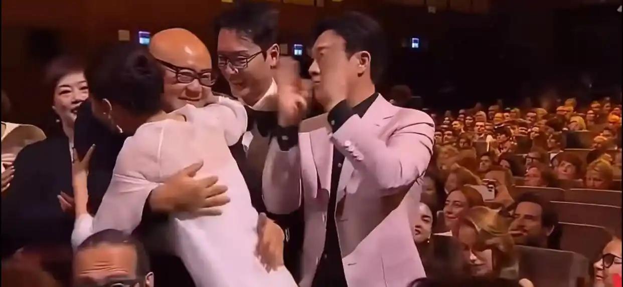 47岁冯绍峰颜值回春，近状曝光状态超好，自称是威尼斯影后辛芷蕾的朋友