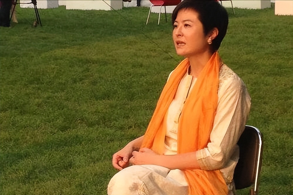 辞去央视工作，嫁大18岁李铁为妻，如今52岁张泉灵已走上另一条路