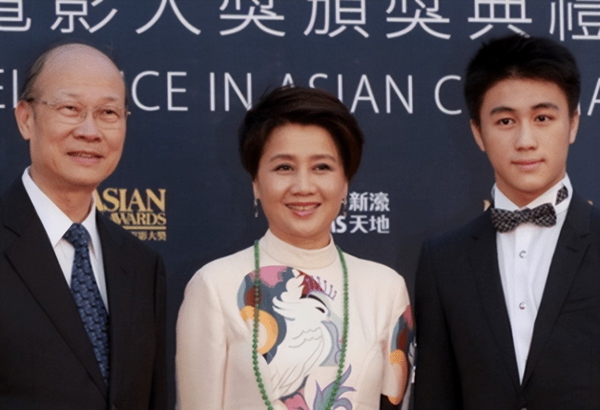 何猷君人设崩塌，恶心一幕上演，拖欠员工工资只是“冰山一角”？