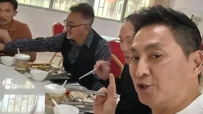 何家劲请三个兄弟吃食堂，一人一盘饭略显寒酸，吴岱融特别捧场