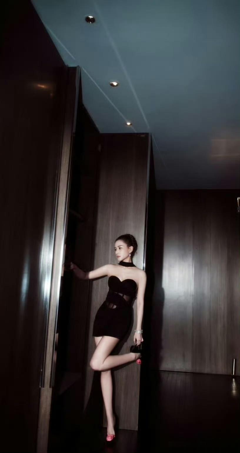 何超莲黑裙造型优雅魅惑，精致配饰加持尽显名媛格调