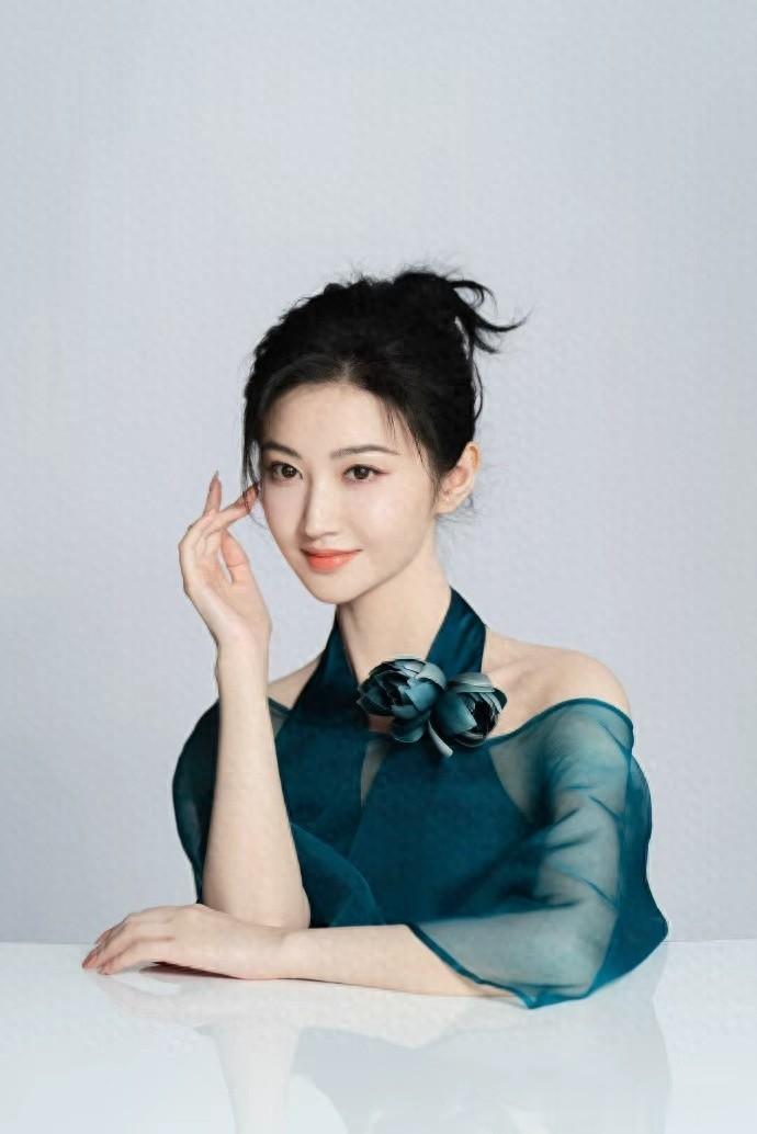 景甜的旗袍:把民国风情穿成现代中式美学范本