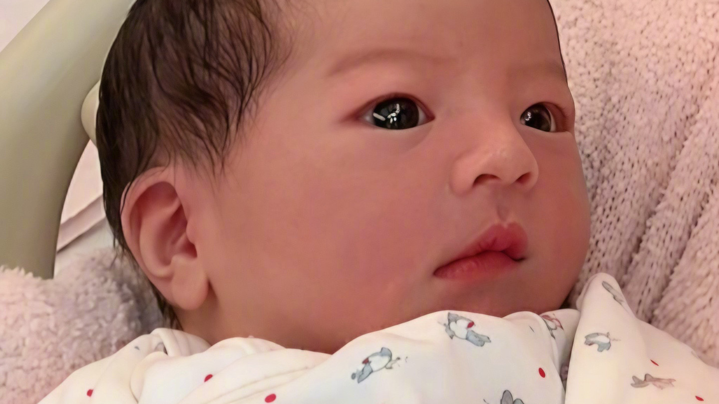 郭富城官宣三胎产女晒女儿正面照：有三颗璀璨明珠我感到无比幸福