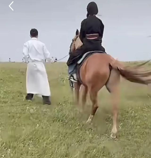 玥儿主动给汪小菲整理衣服,汪小菲亲自为玥儿牵马,父女互动有爱