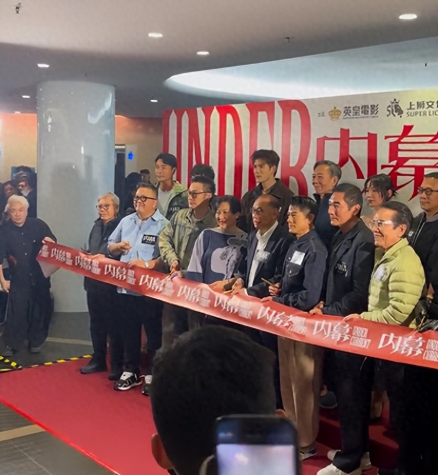 吴镇宇电影首映礼，老婆素颜褶多身材曼妙，费曼白眼不断表情怪异