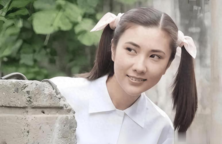 边潇潇现状:转行直播带货,44岁看着像24岁,11岁大女儿又高又美