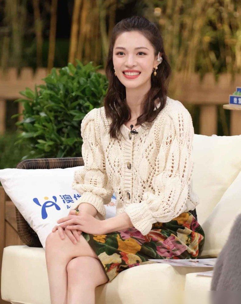 薛凯琪和钟楚曦撞衫！一个青春靓丽，一个浪漫迷人