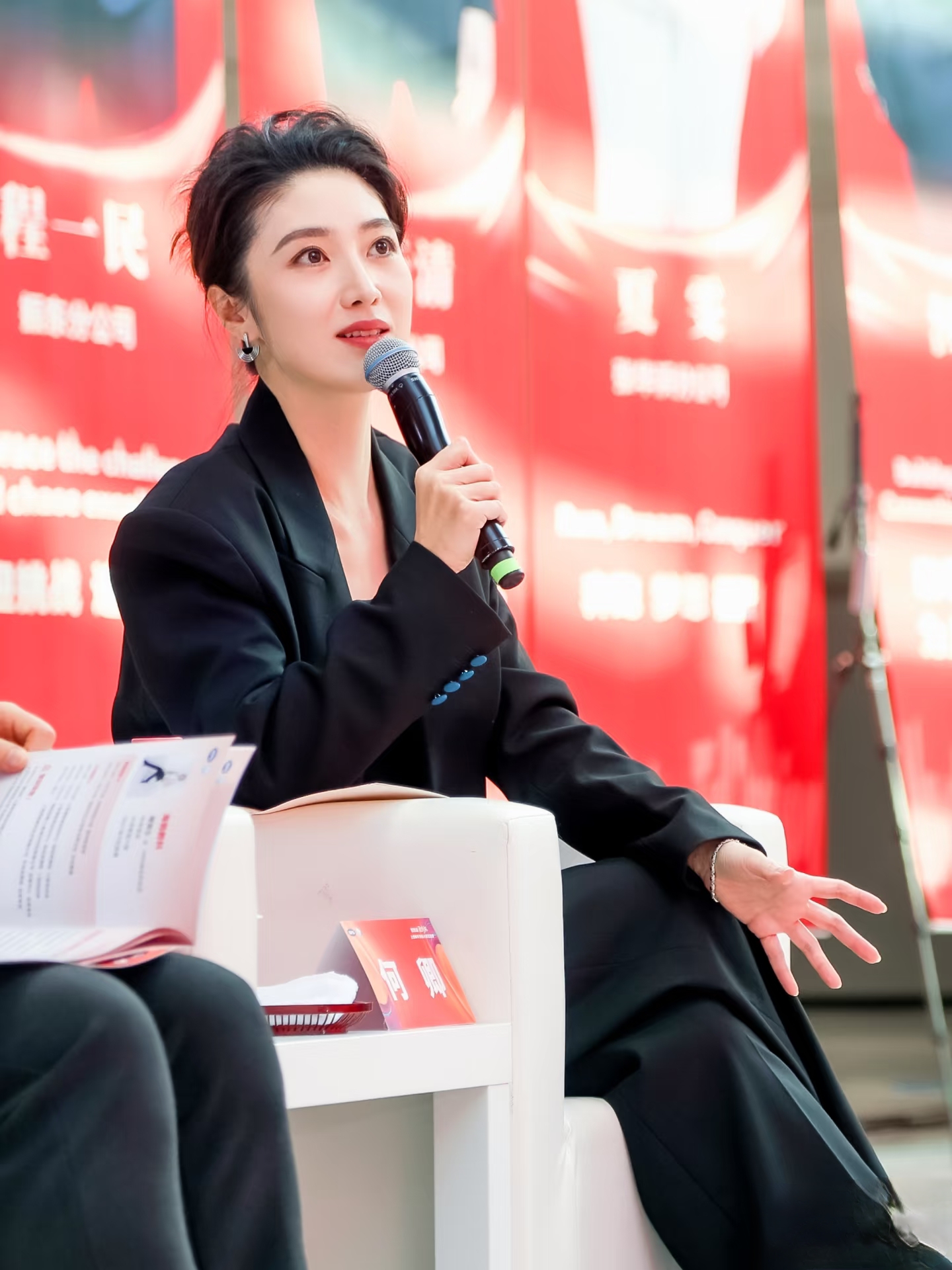 何卿以评委身份亮相外语大赛，简约正装干练雅致，气质温婉又专业