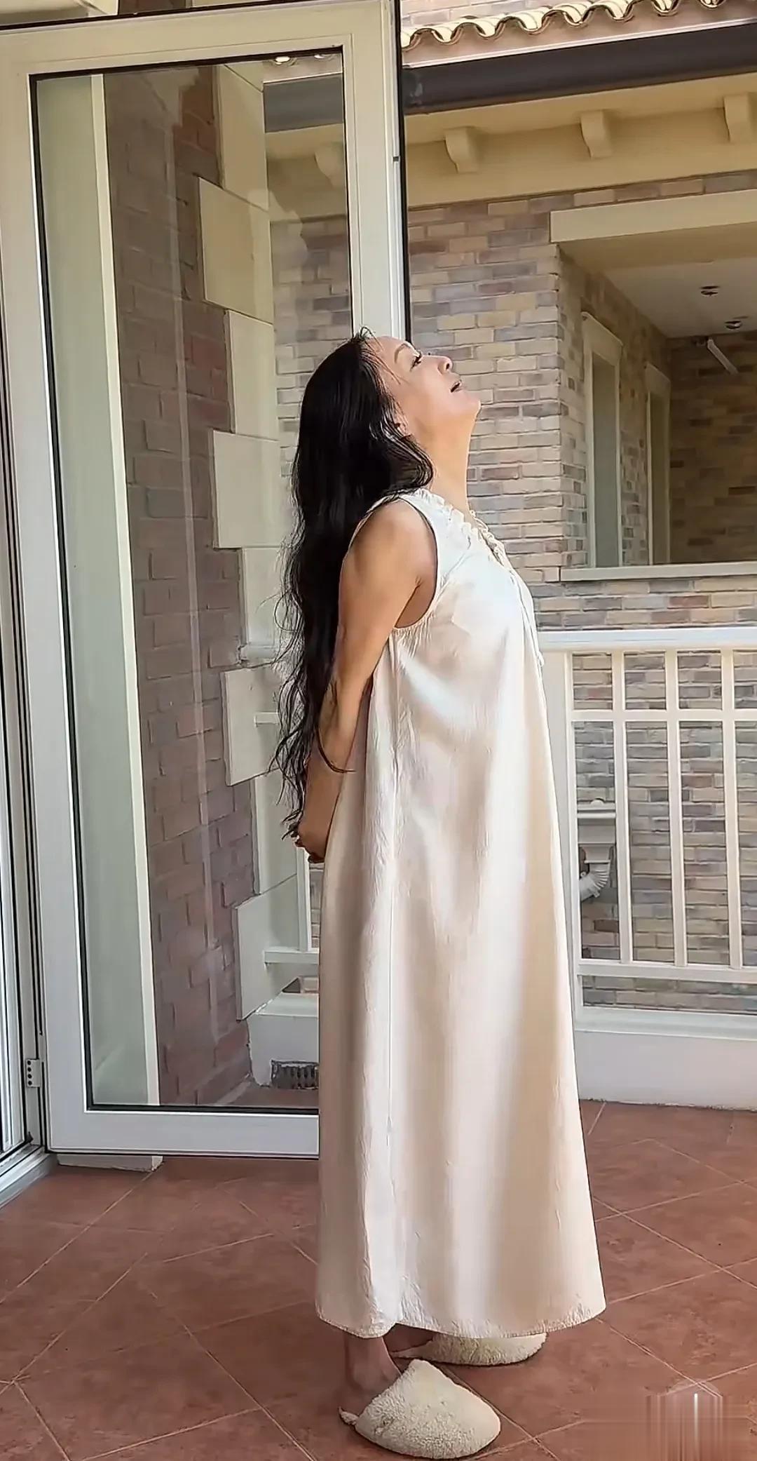 59岁于慧晒上海别墅，独栋3层院子宽，日常开跑车出门，好不惬意