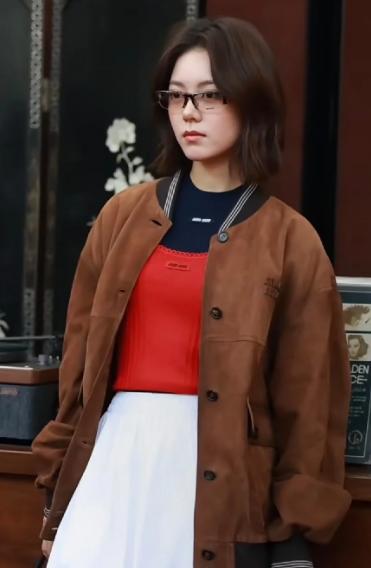 上海读书会,刘浩存化浓妆、大露美腿,却被“四方脸”的李沁抢镜