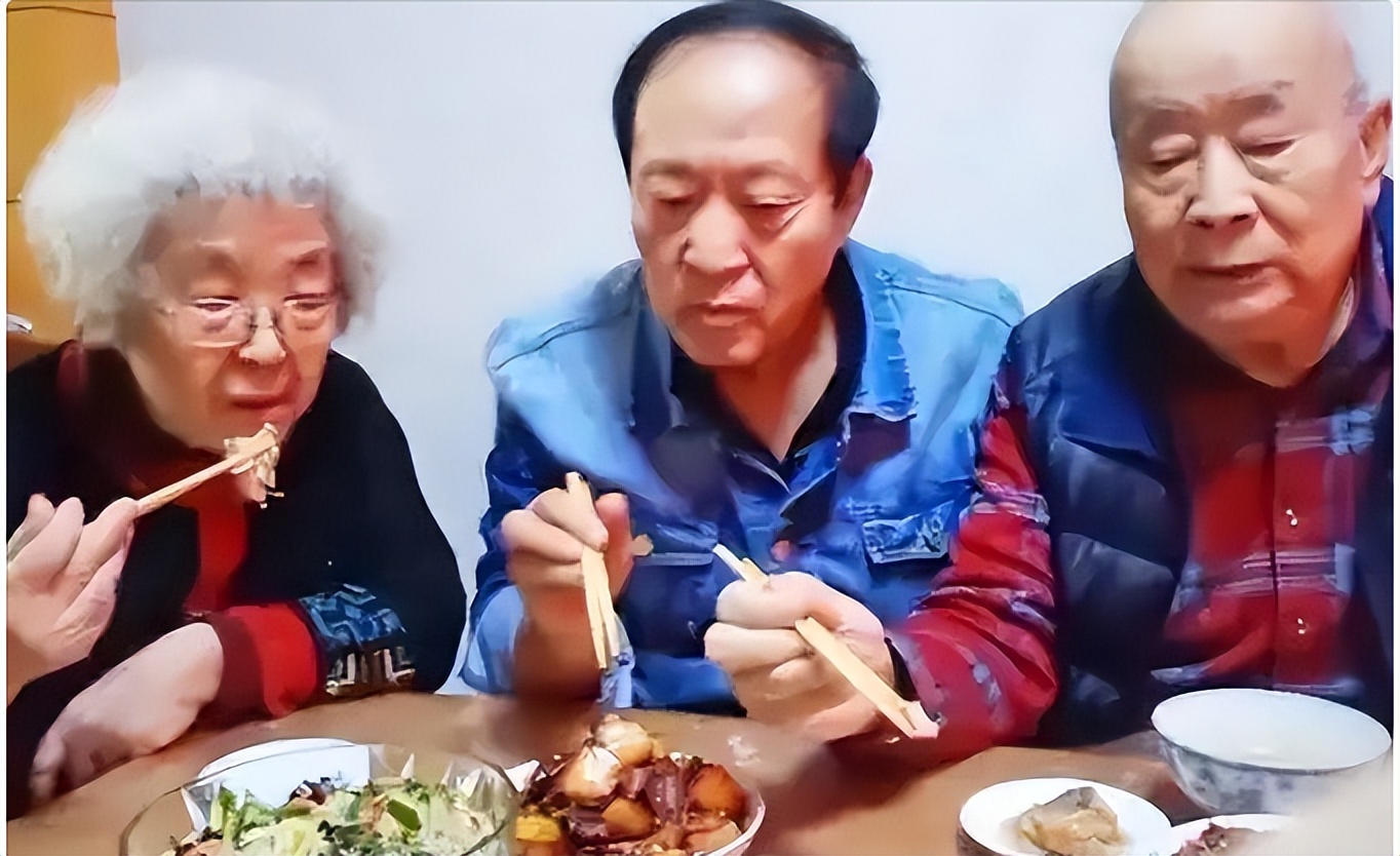 牛群：抛下冯巩后跟妻子也离婚了， 如今76岁没积蓄 ，近况如何？