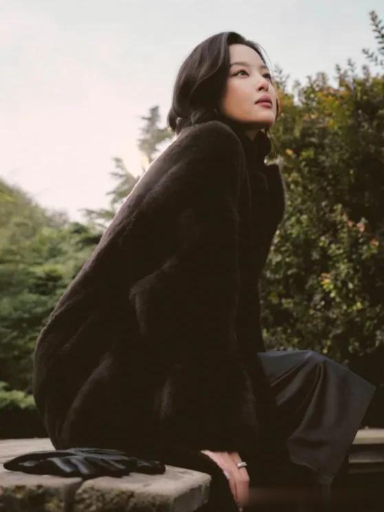 辛芷蕾换了微卷短发大变样!穿毛绒大衣+半身裙,高级又洋气!
