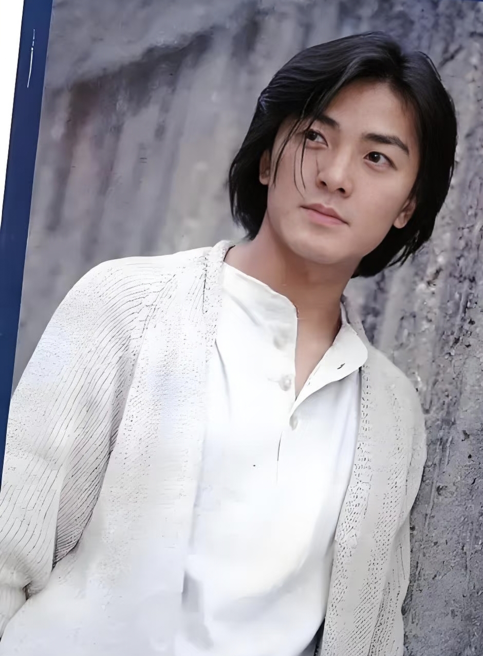 郑伊健和蒙嘉慧在日本商场退税,两人打扮朴素,外表完全不像明星