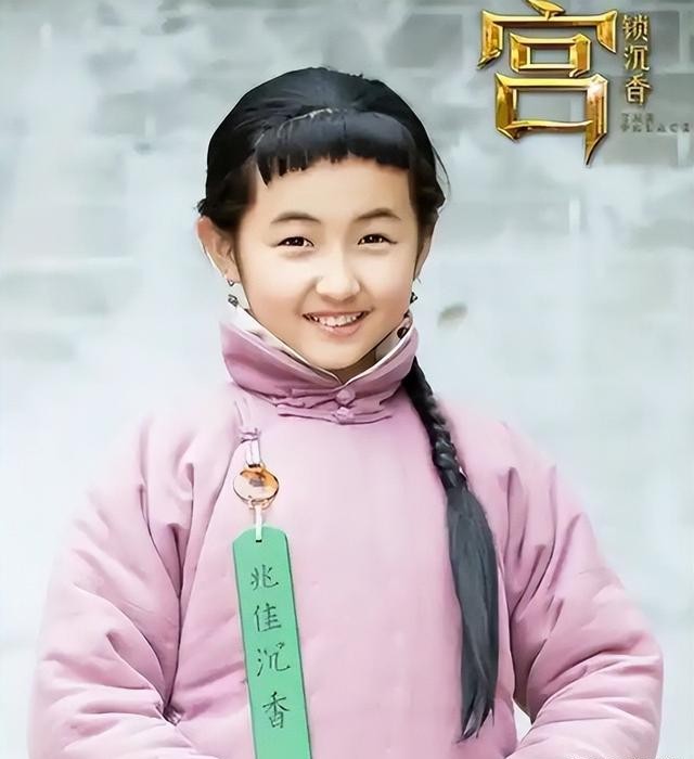 张子枫踩20cm高跟鞋走红毯，成另一个周冬雨，没明星风采更出作品