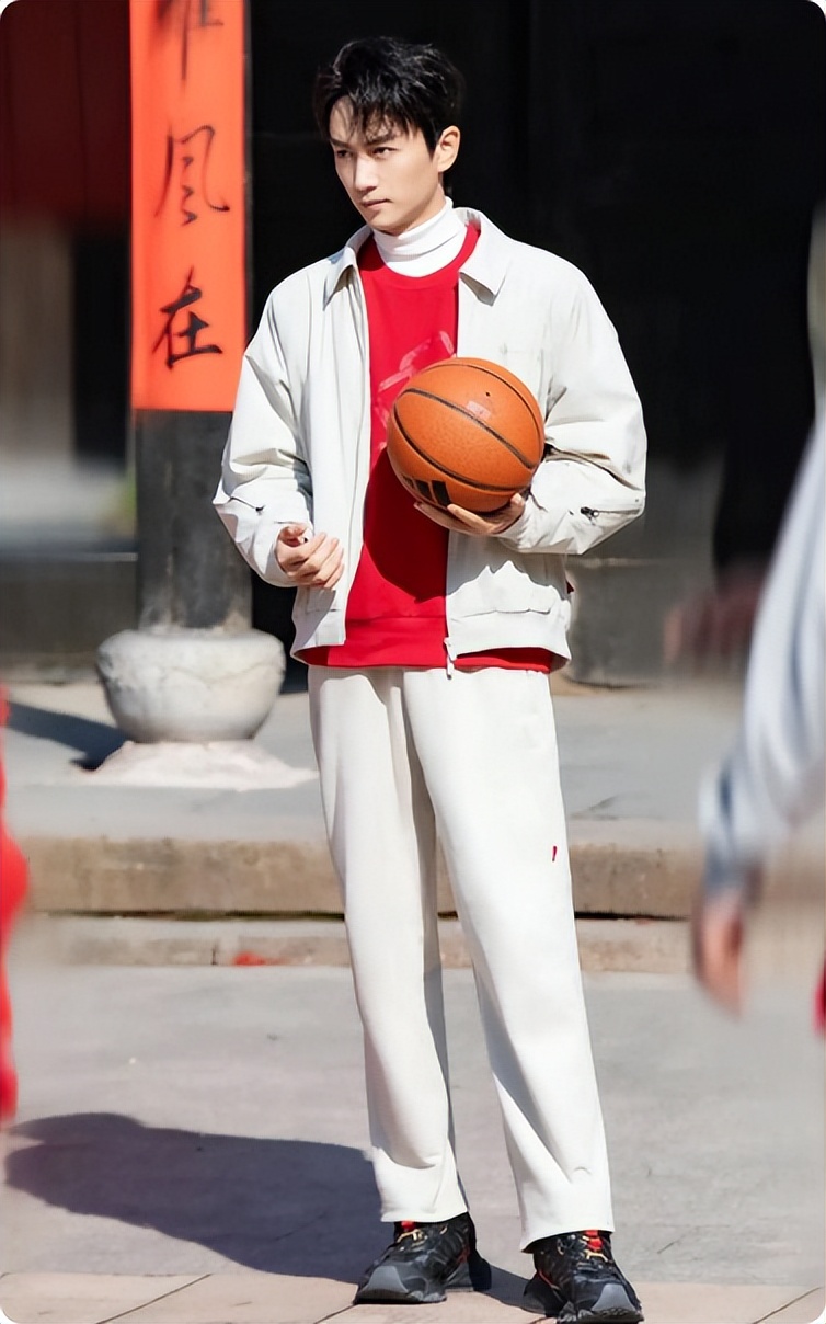 陈妍希傻眼了！想不到离婚8个月后，38岁陈晓竟依然是“抢手货”