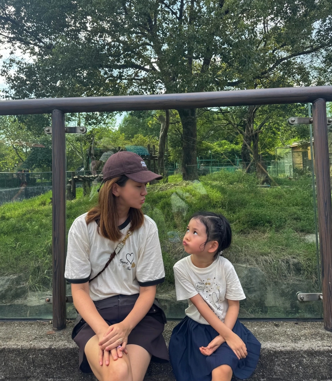 高斯带女儿剧组探班,王阳俯身牵女儿笑得满脸褶子,但依旧很帅