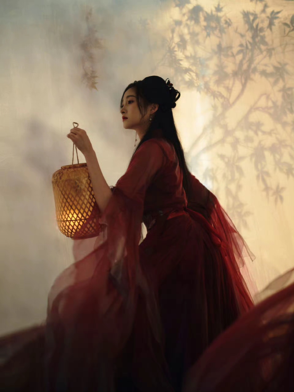 关晓彤造型越来越好看！一袭红衣，惊鸿一瞥的明艳撞入人心的惊艳