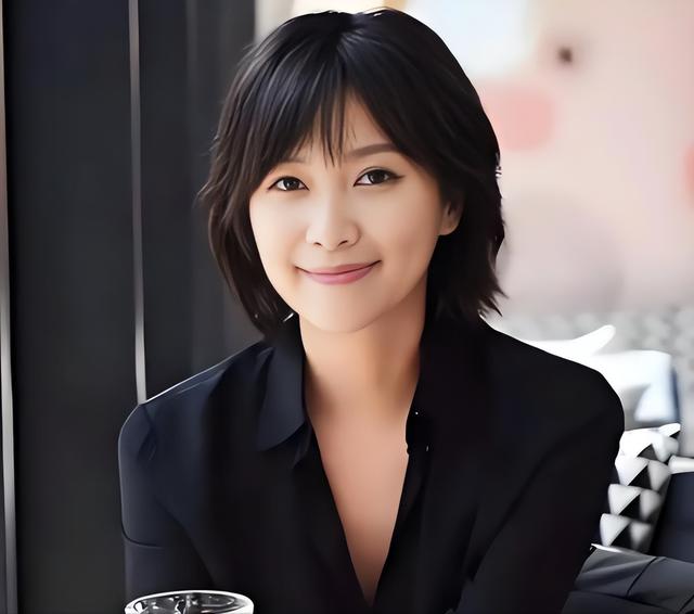 没想到，睡遍京圈、定居美国7年，丁克半辈子的徐静蕾成人生赢家