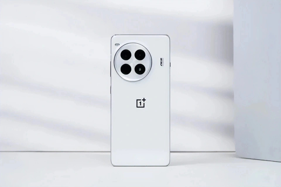 一加“乱套了”,从3499元跌至2082元,16GB运存旗舰售价更加亲民