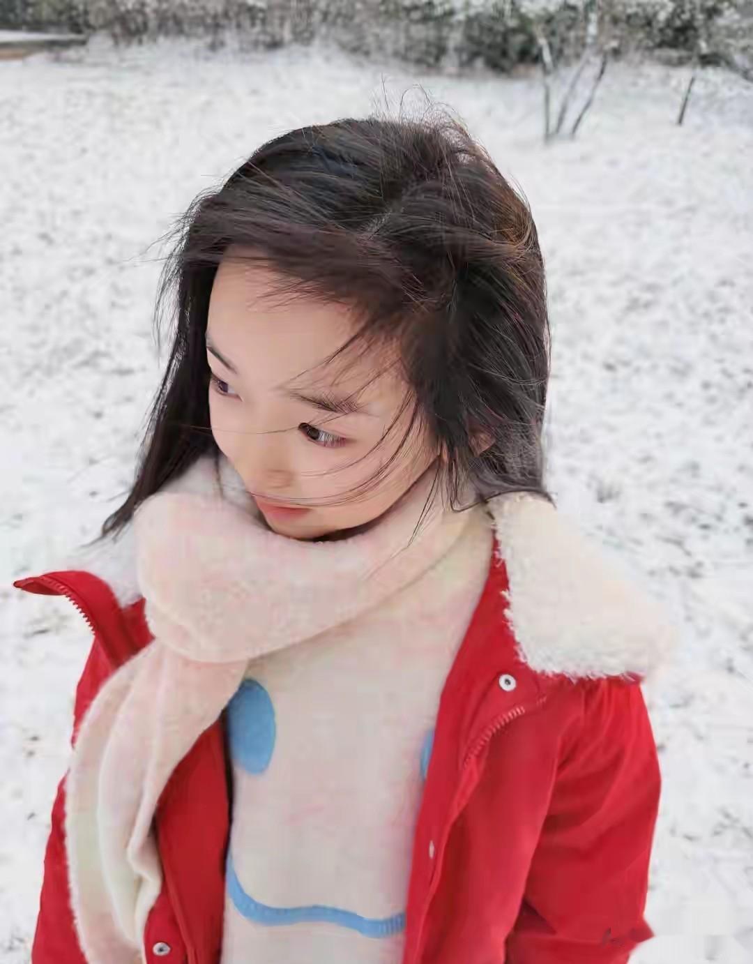 董璇晒女儿初雪美照，小酒窝红色羽绒服雪地撒欢，颜值气质双在线