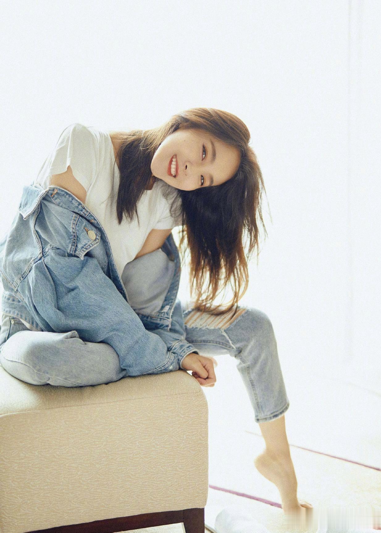 张佳宁私服写真俏皮光脚丫