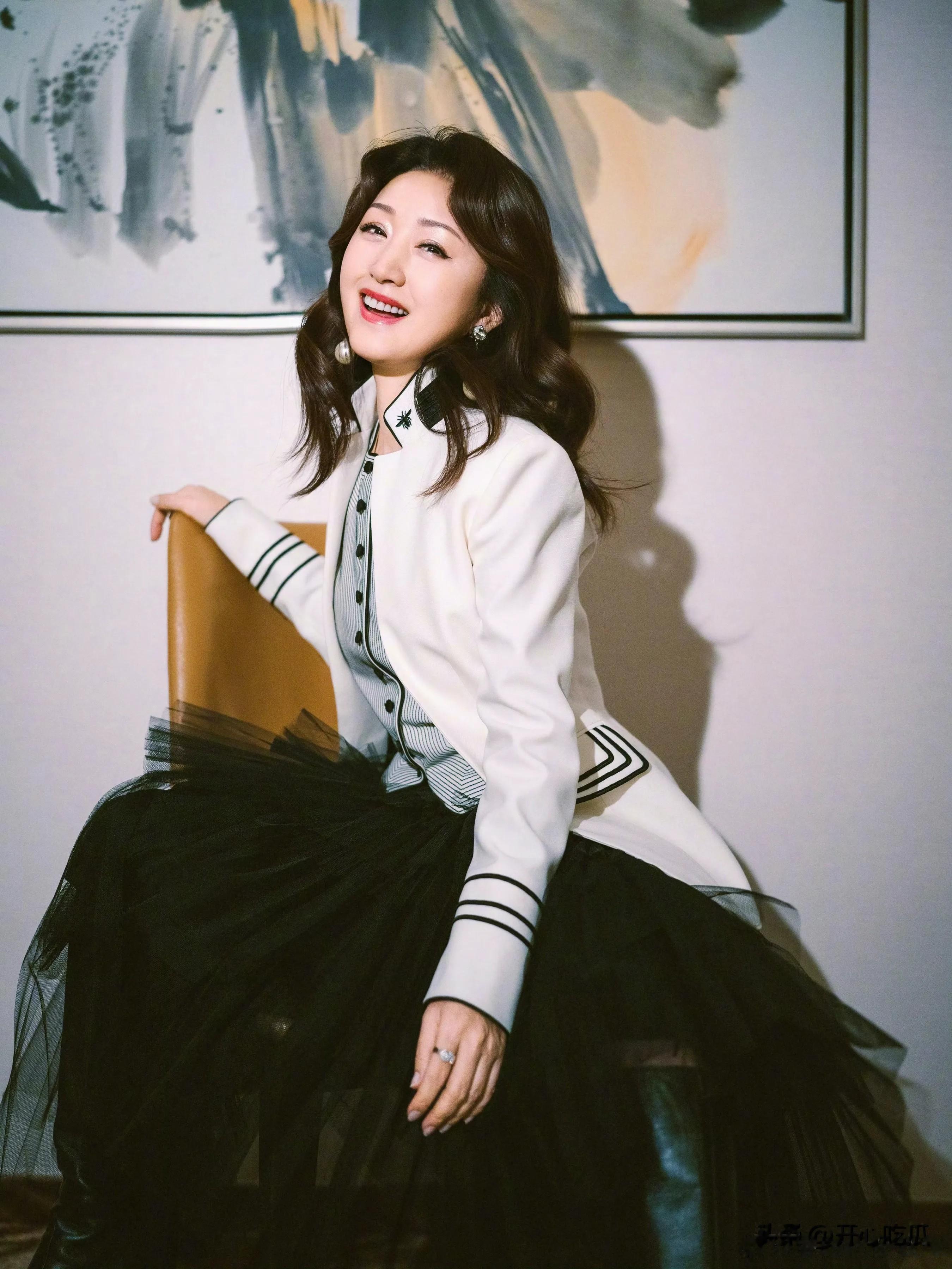 深圳偶遇杨钰莹逛街！54岁嫩得像18岁小姑娘，身穿皮草又白又美丽