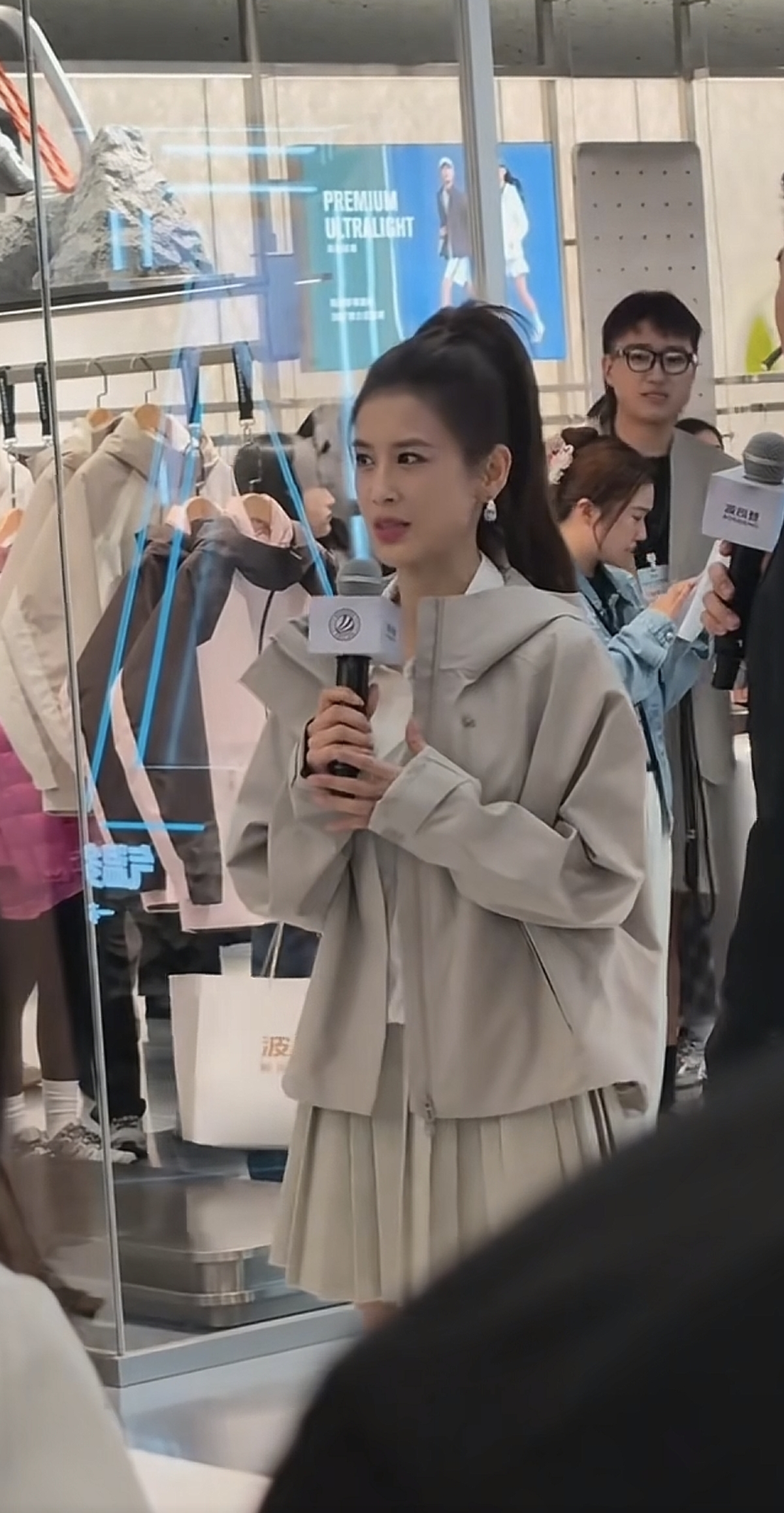 黄圣依活动近照,恢复单身的她越来越漂亮了,女明星要努力干事业