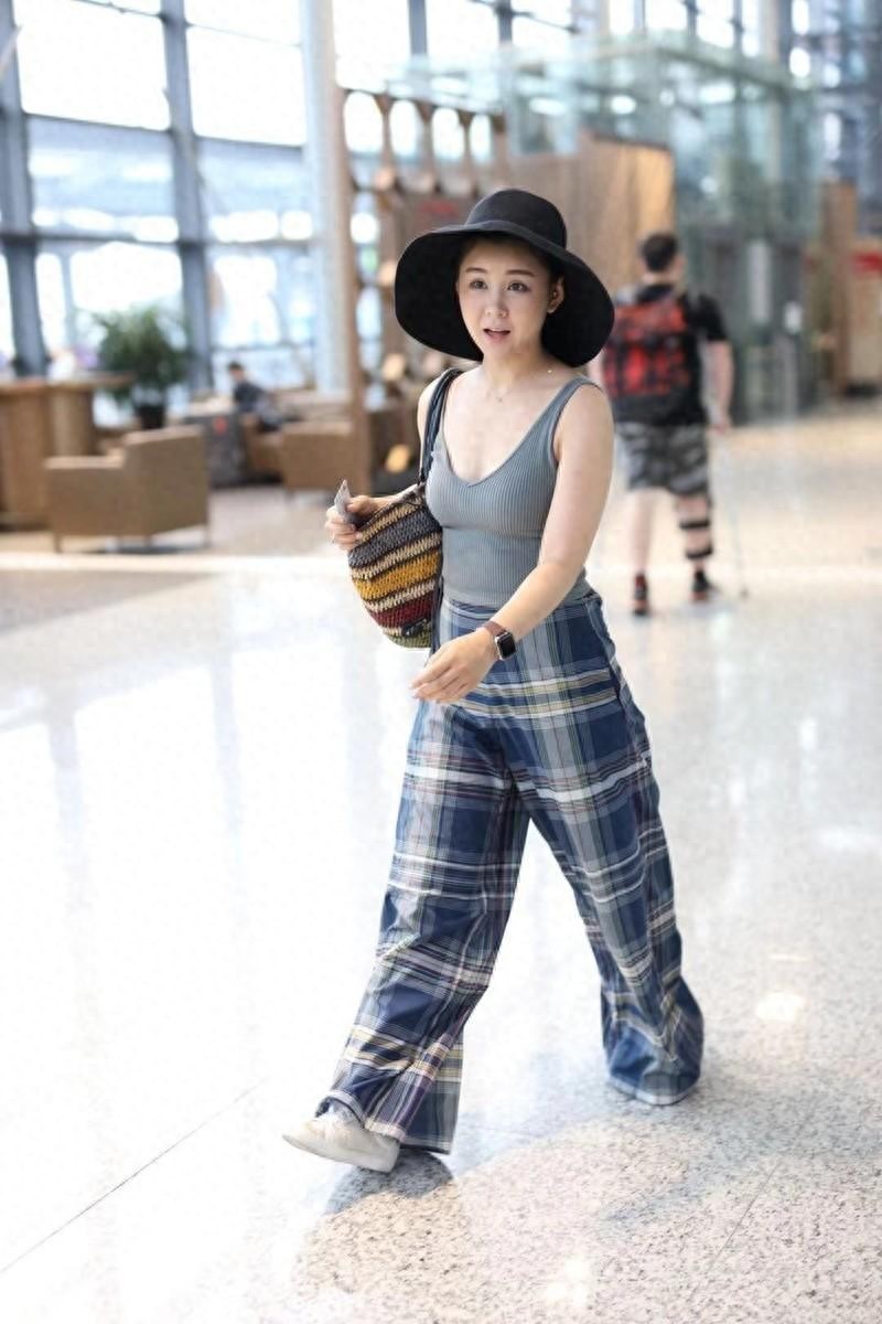 “李小萌”才是真正的肥而不腻，穿背心+阔腿裤，这肉感美没谁了