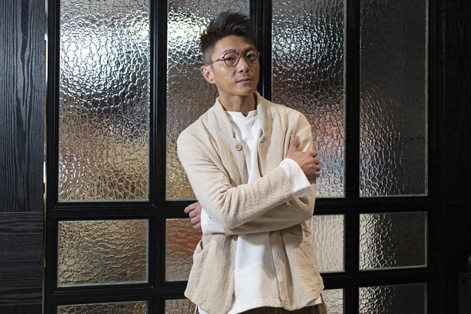 香港海味铺太子爷放弃继承家业，签约英皇做歌手，不善经商被劝退