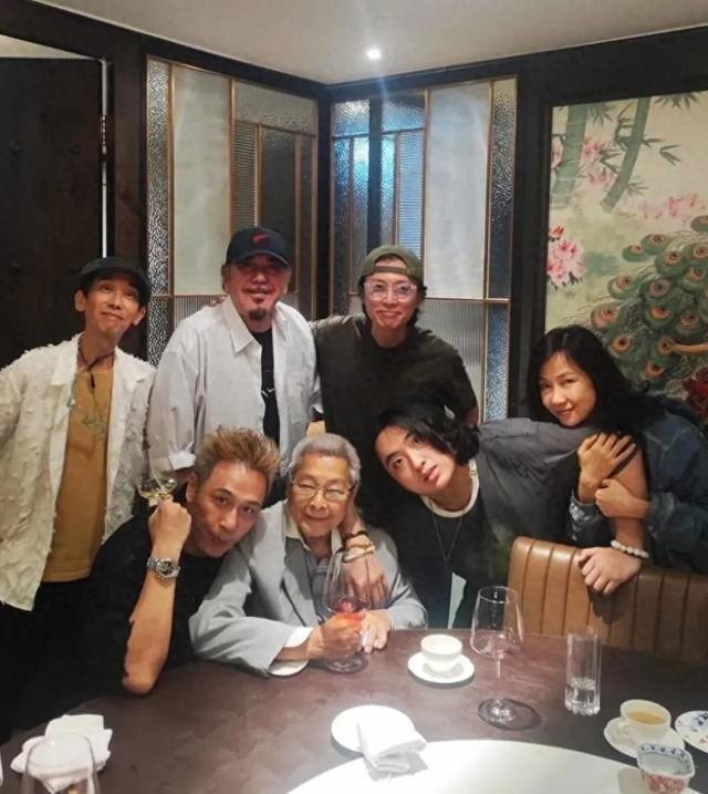 63岁吴镇宇带妻儿与刘兆铭聚餐，新发型年轻20岁，费曼脸瘦了一圈