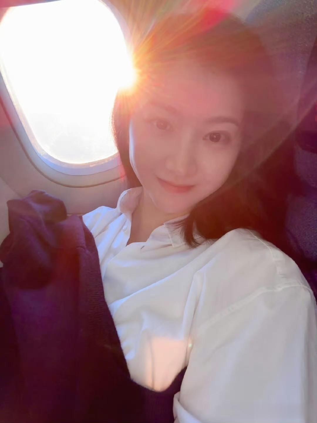 景甜姐姐：短发白衬衣甜美头像。