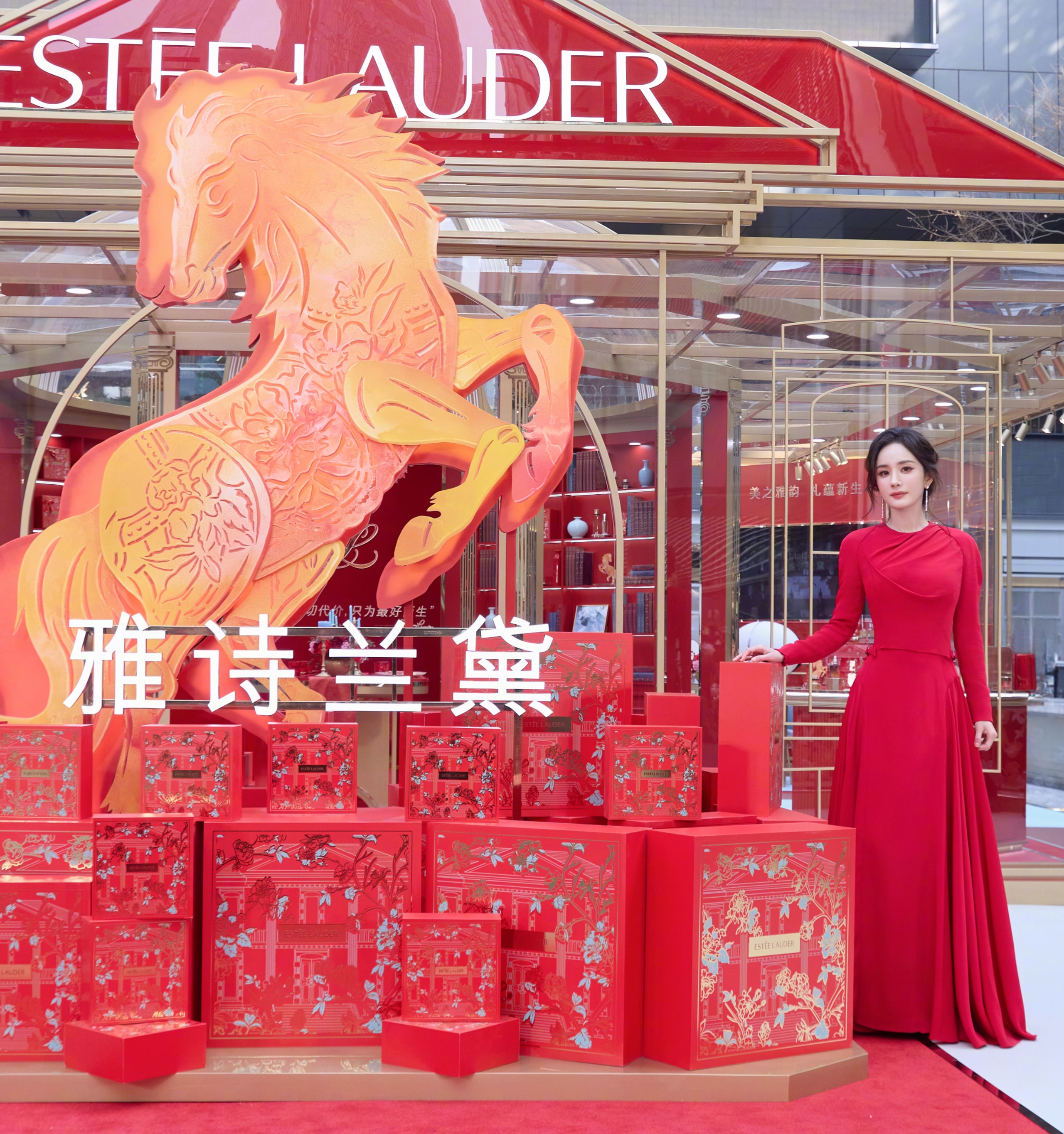 杨幂一身红裙出席品牌活动，太有过年氛围了