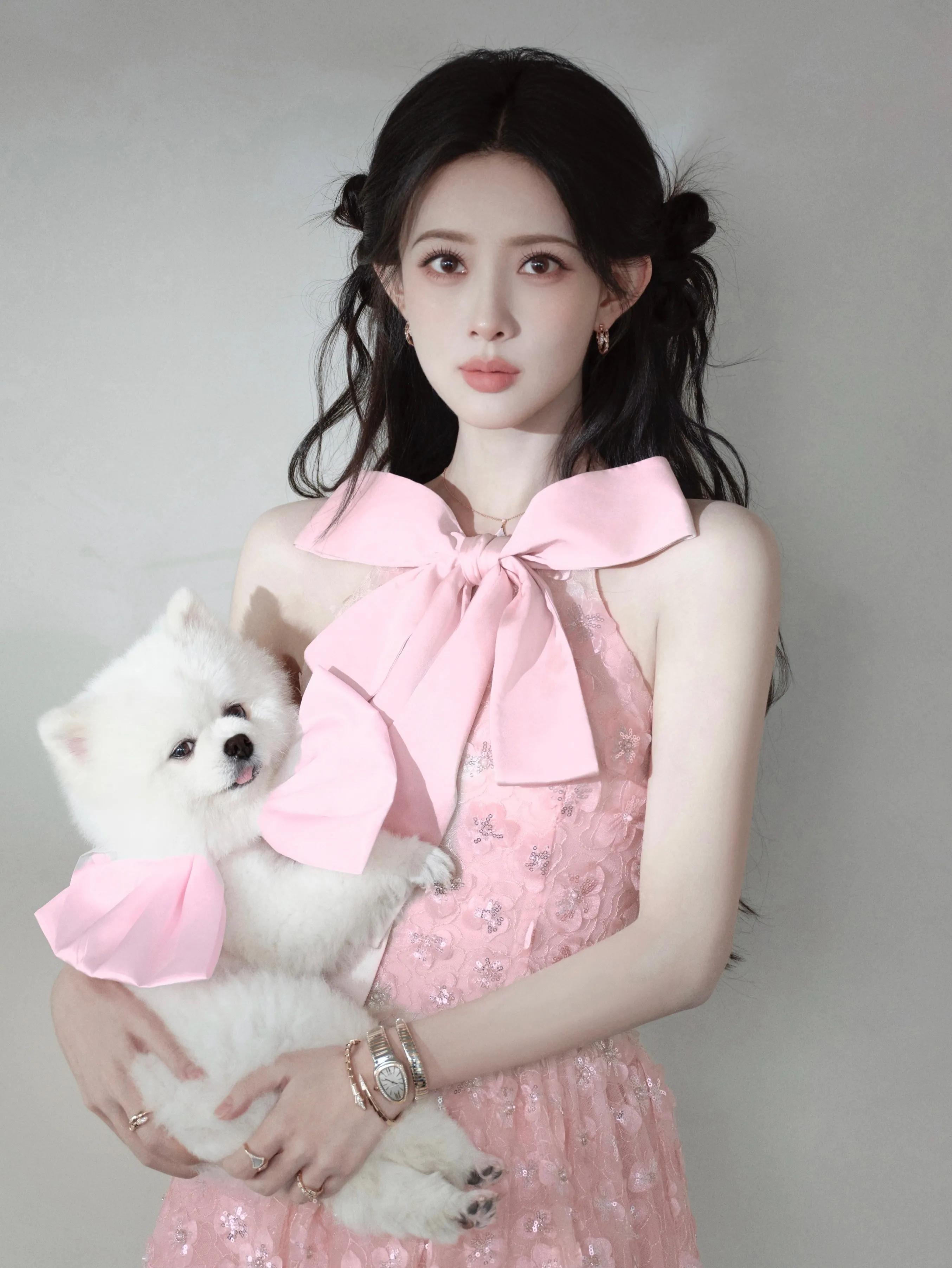 孟子义最新美照来了，是粉色的花仙子[送花花]