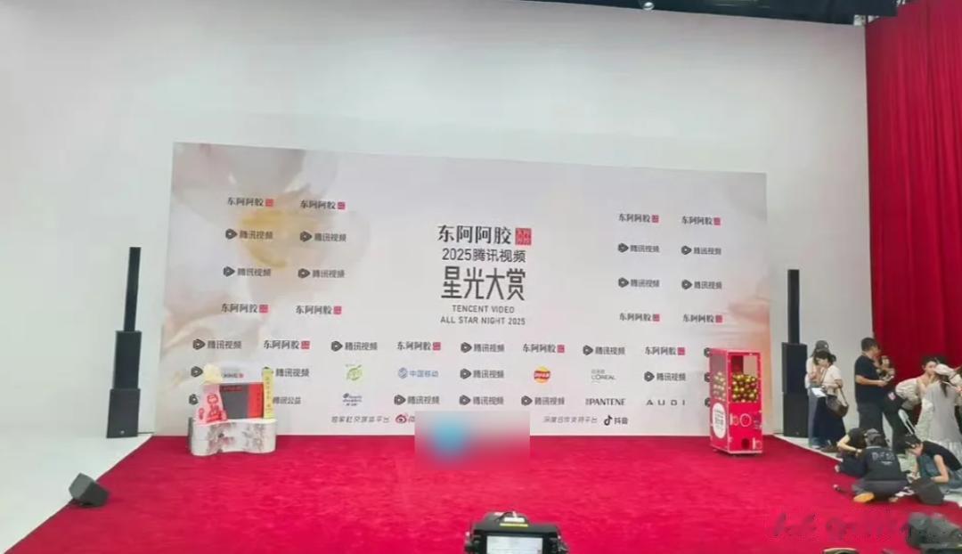 星光大赏红毯是胶粘的？周也头纱被勾住险摔倒，孟子义也被卡住