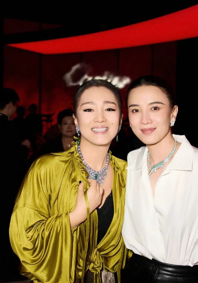 巩俐墨绿色丝绒长裙亮相，低盘发造型气场强大！与郭晶晶张震宋佳