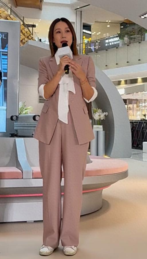 马伊琍衣品再被嘲!粉色西装配衬衣土得像微商,发型鞋子都很难看