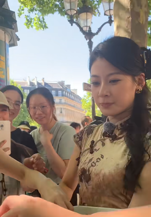 巴黎这天：阿诺瘦成皮包骨，李佳琦眼神犀利，魁梧的赵昭仪好吸睛